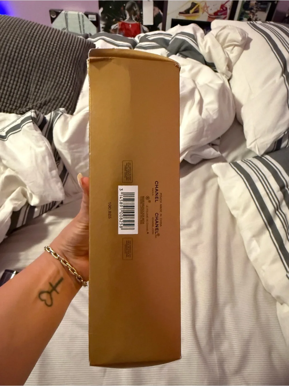CHANEL Gold and White Festive Gift Box All eyes on make up set